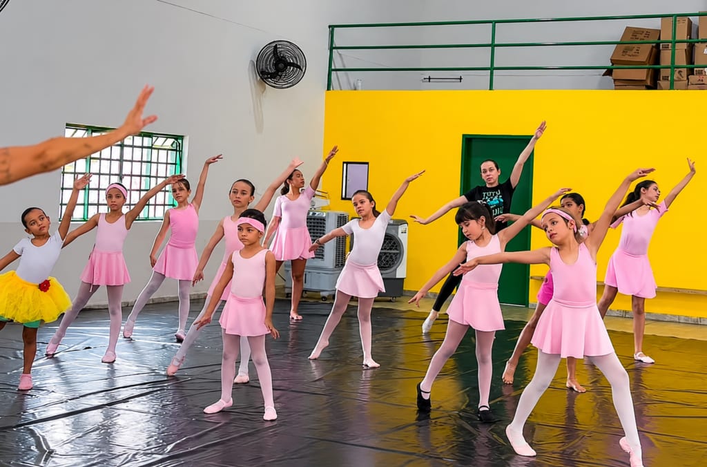 Prefeitura oferece oficina de balé para inúmeras crianças