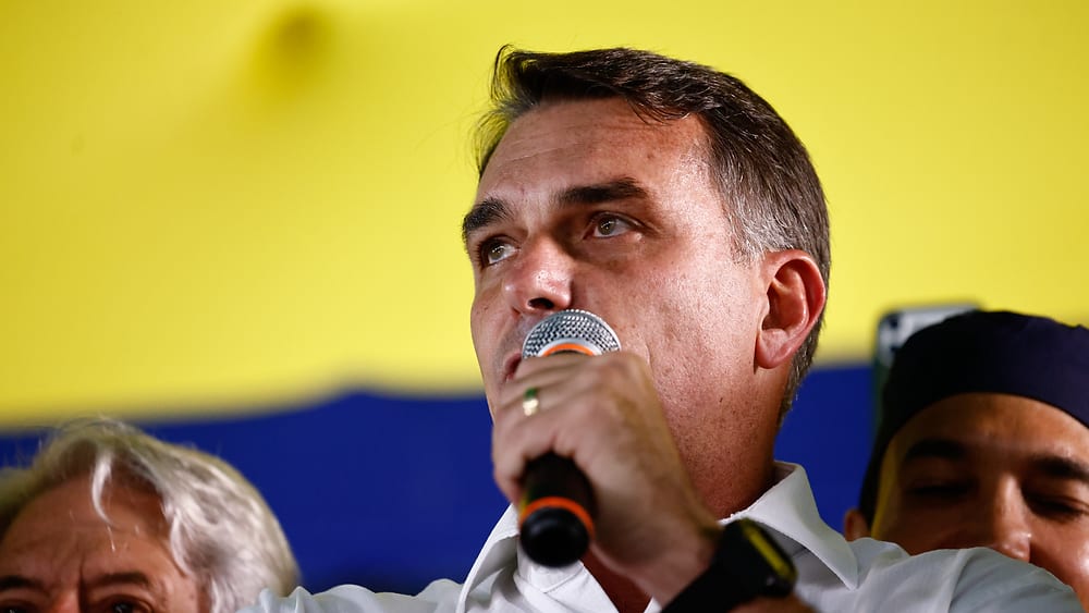 É #FAKE vídeo de Flávio Bolsonaro dizendo que, se eleito, vai cortar 13° e aposentadorias; fala foi manipulada com IA