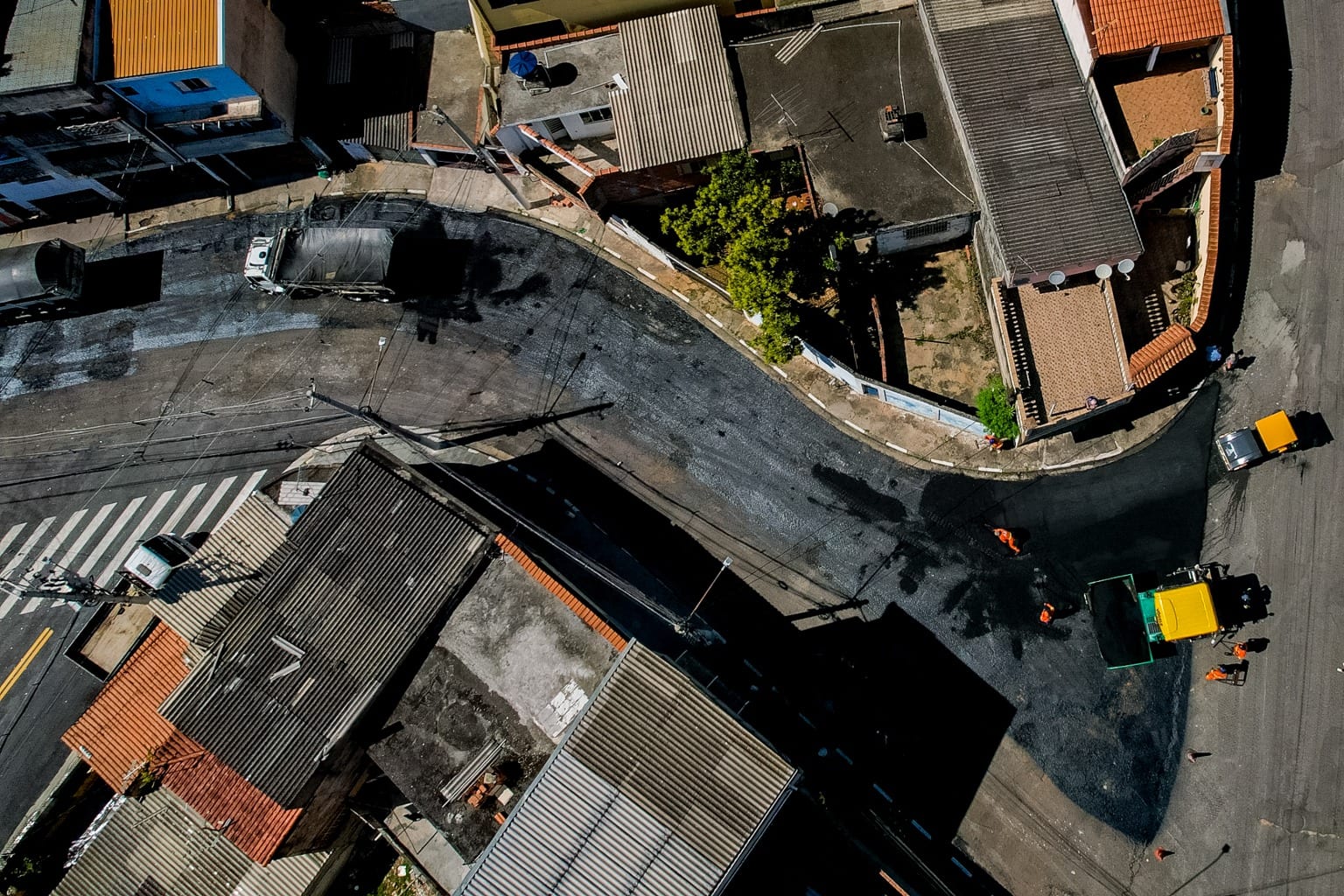 Rua Luiz Vaz de Camões recebe novo asfalto em Ferraz de Vasconcelos