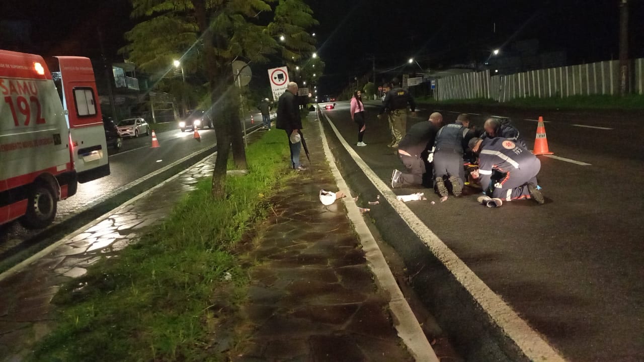 Pedestre fica ferido após ser atropelado por motocicleta na BR-116, em Caxias do Sul