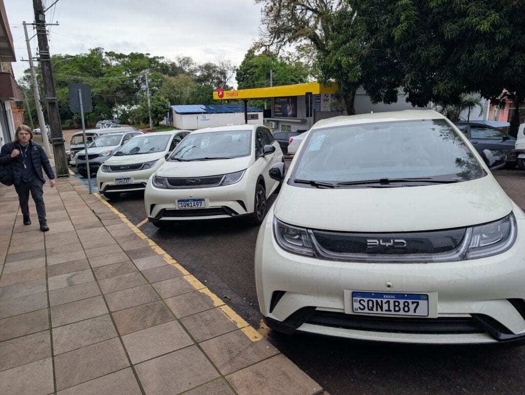 Cruzeiro do Sul recebe três veículos 100% elétricos