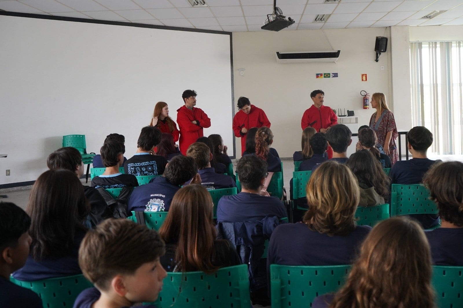 Estudantes de 8º e 9º anos assistem esquetes teatrais sobre o uso de cigarro eletrônico e consumo de energéticos com álc