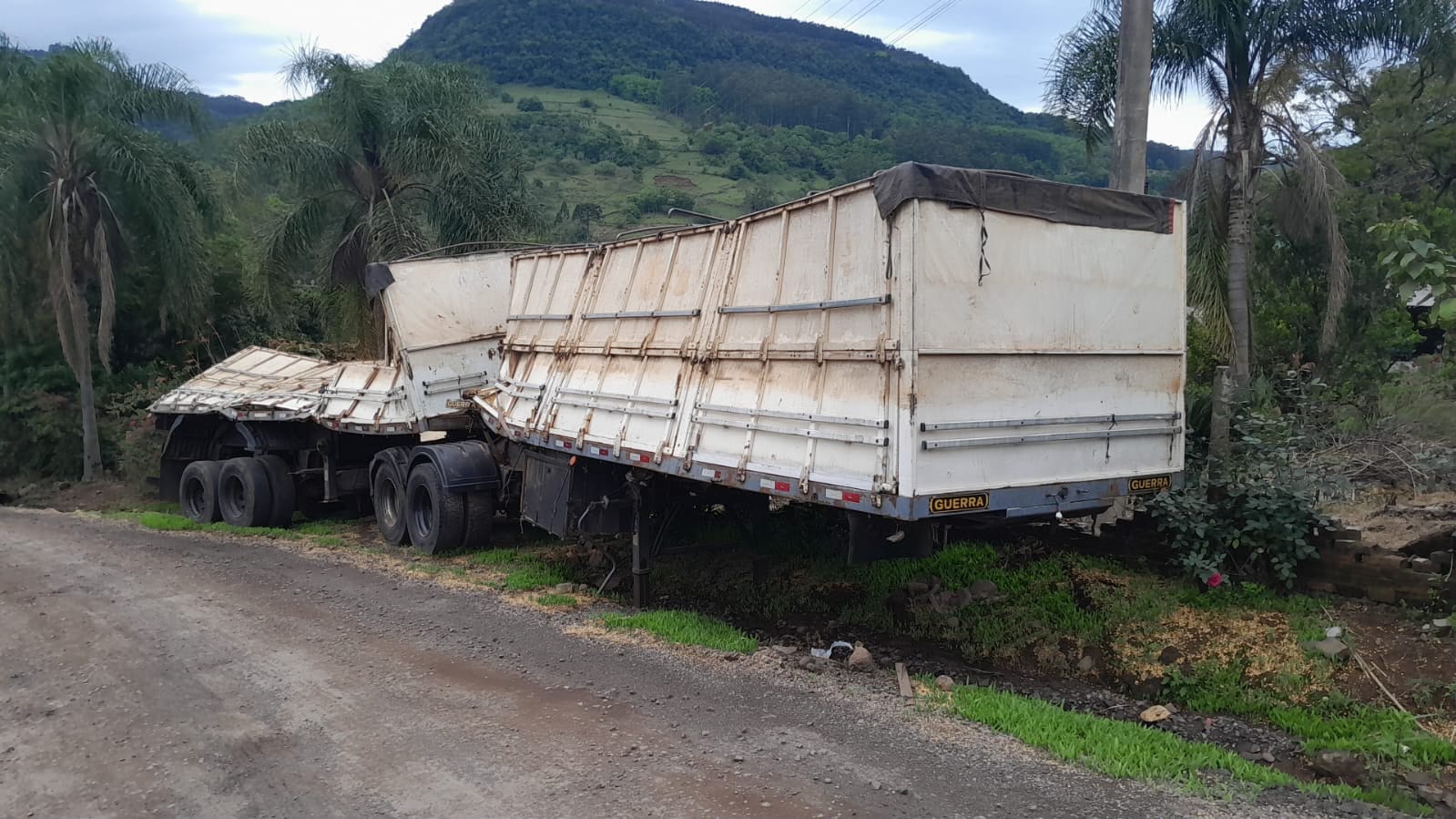 Prefeitura cobra retirada de caminhão tombado em estrada de Roca Sales