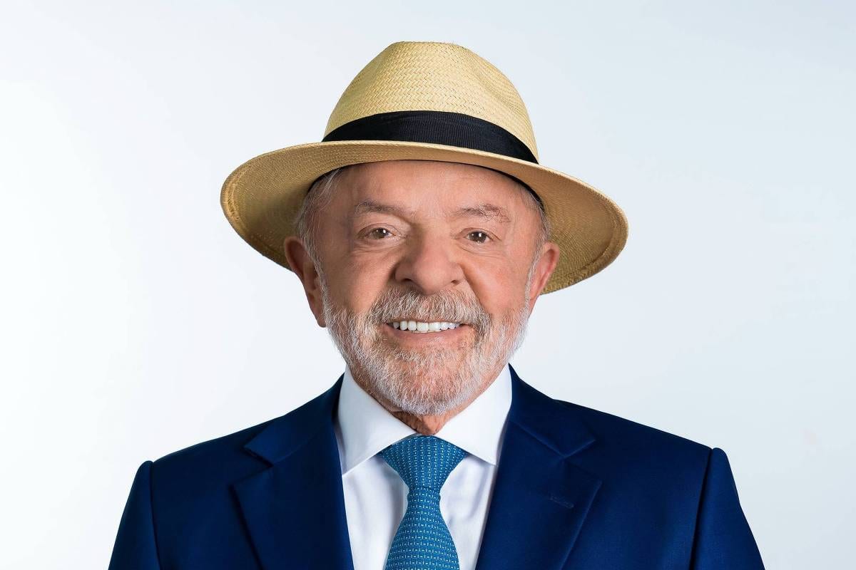 Lula aparece de chapéu panamá em foto oficial para urna