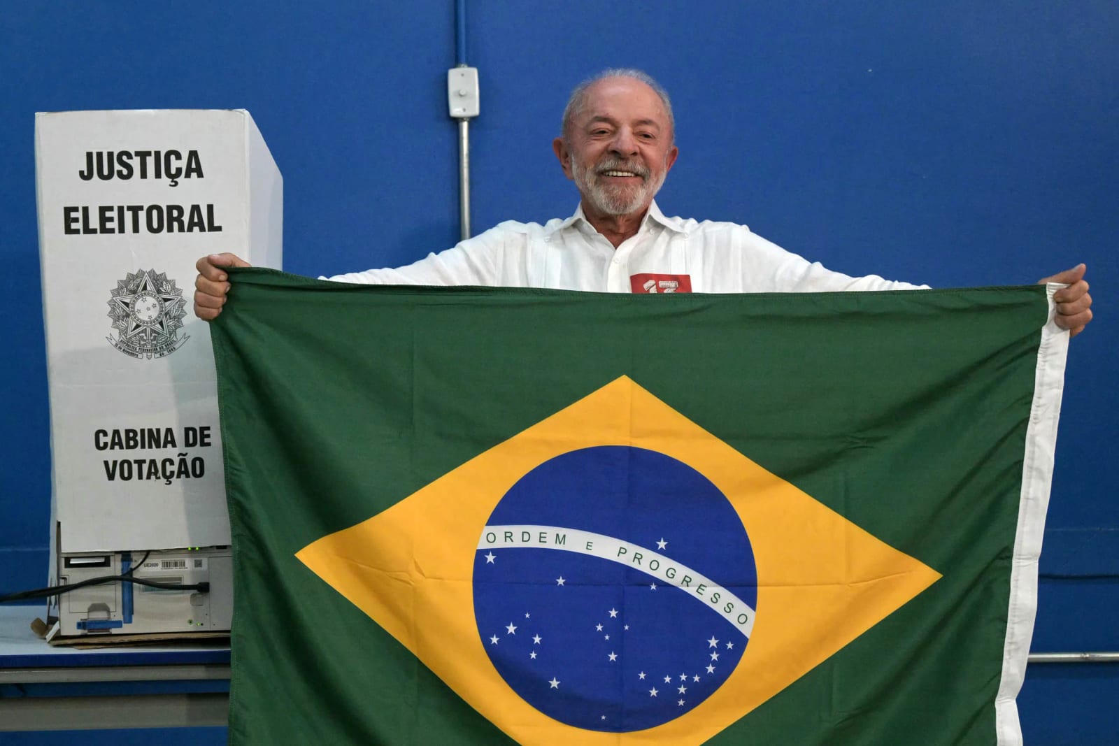 Lula vota em São Bernardo: ‘O que o povo fez comigo nesses dias, não tenho como pagar’