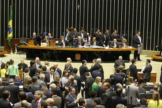 Fuga de Flávio é mais uma oportunidade para a direita tirar o controle da família Bolsonaro