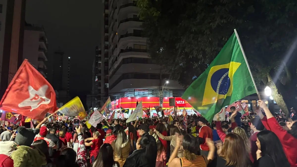 Vitória de Lula: apoiadores celebram reeleição na Rua Independência em Passo Fundo