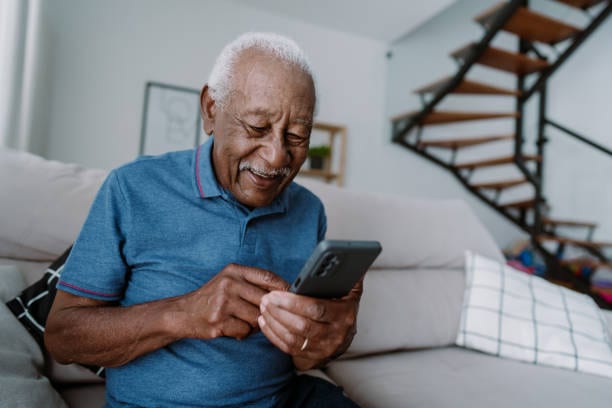 Curso gratuito ensina idosos de Roca Sales a usar o celular com mais segurança