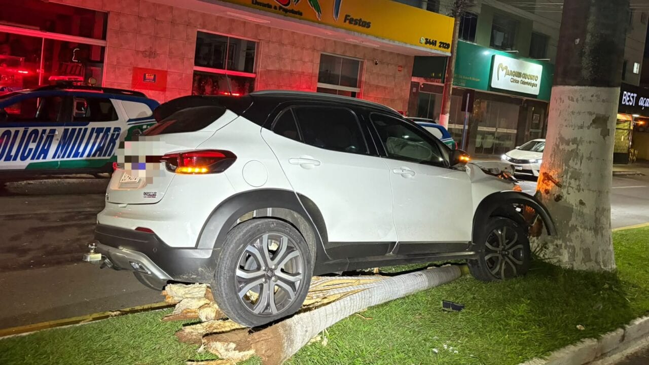 Acidente entre dois carros deixa duas mulheres feridas em avenida de Catalão na madrugada desta segunda-feira (12)