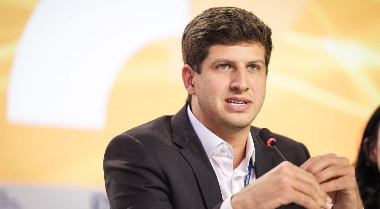 João Campos repudia cartazes contra Raquel Lyra e ameaça processar quem atribuir material à sua campanha
