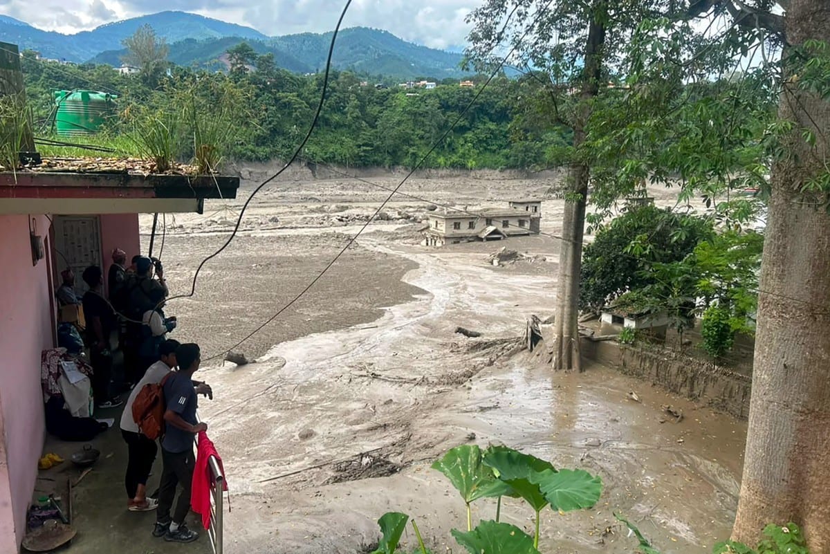 Agência de desastres do Nepal afirma que quase mil trabalhadores estão presos em túneis após enchente