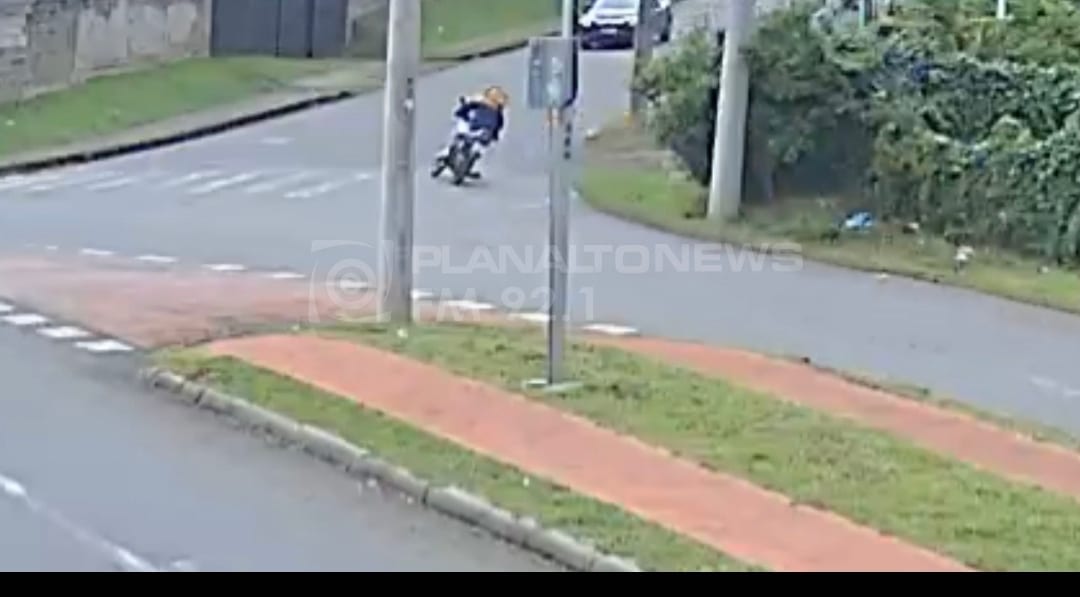 Câmera registra acidente entre carro e moto no bairro Lucas Araújo, em Passo Fundo