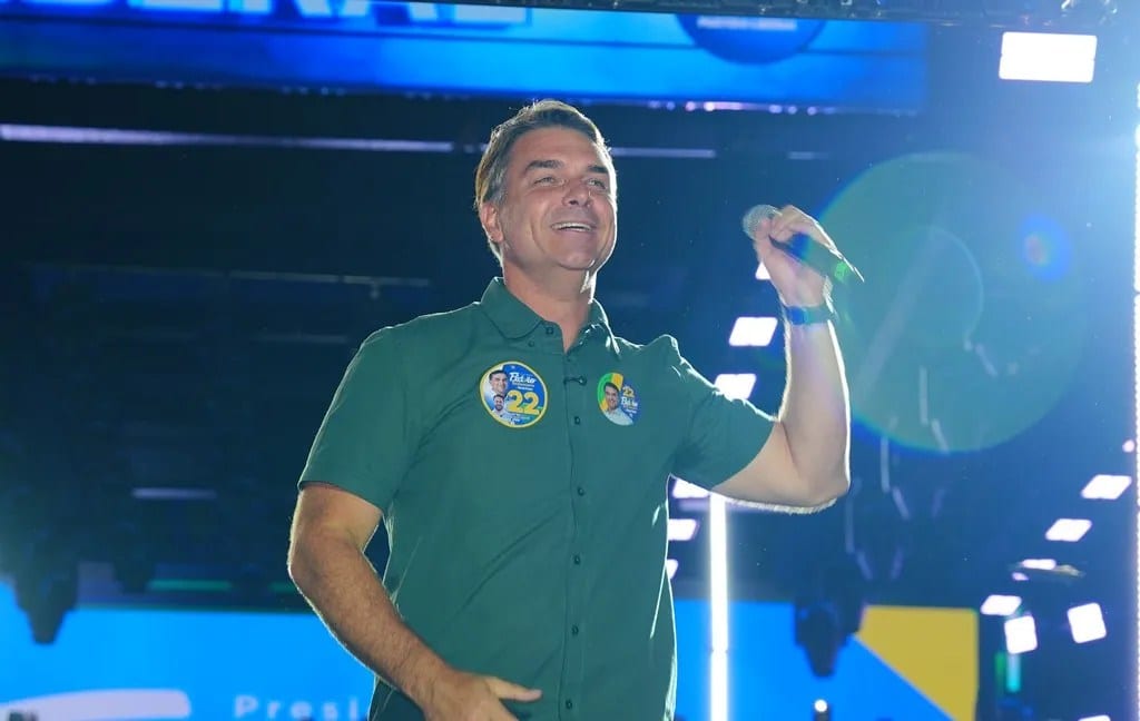 Flávio Bolsonaro vira na apuração e lidera disputa contra Lula com 50,49% dos votos