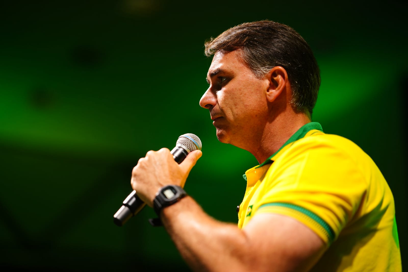 Imprensa internacional diz que Flávio replica padrão de reacionários que ‘recorrem aos EUA para fugir de crimes’
