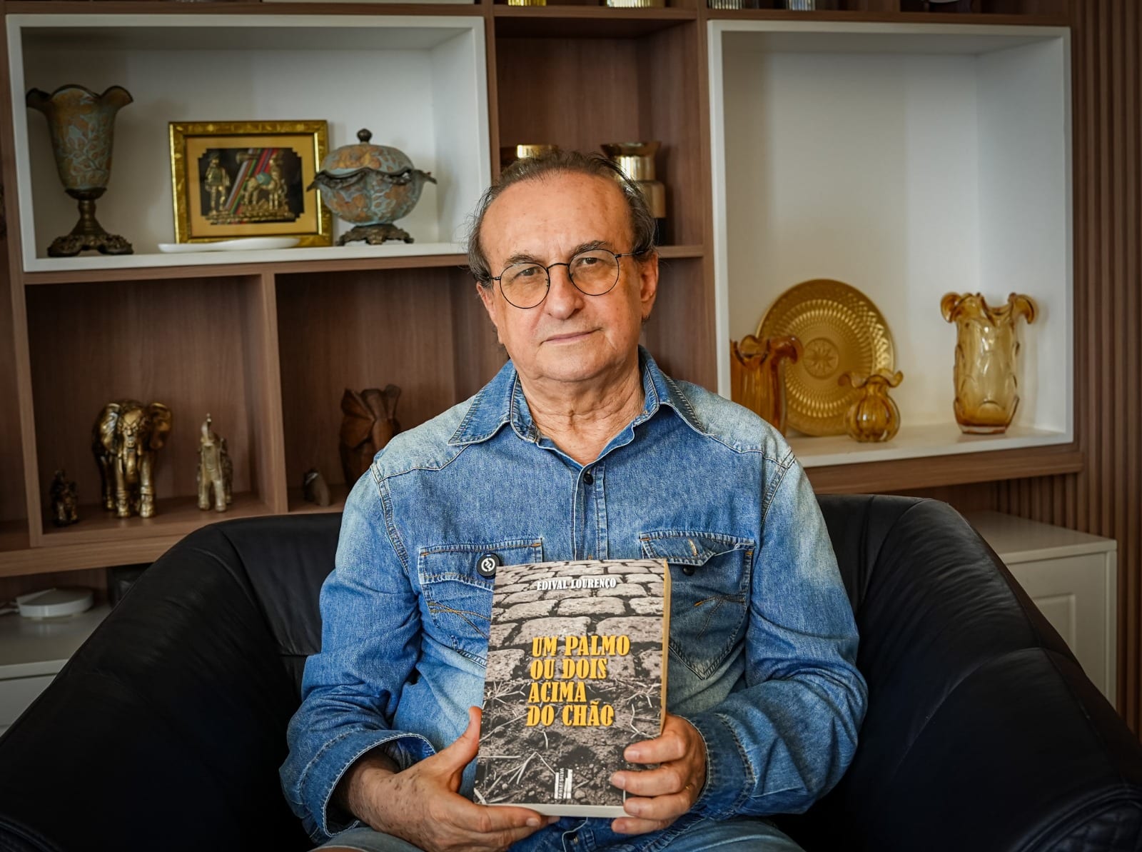 Edival Lourenço lança livro ‘Um palmo ou dois acima do chão’ em Goiânia