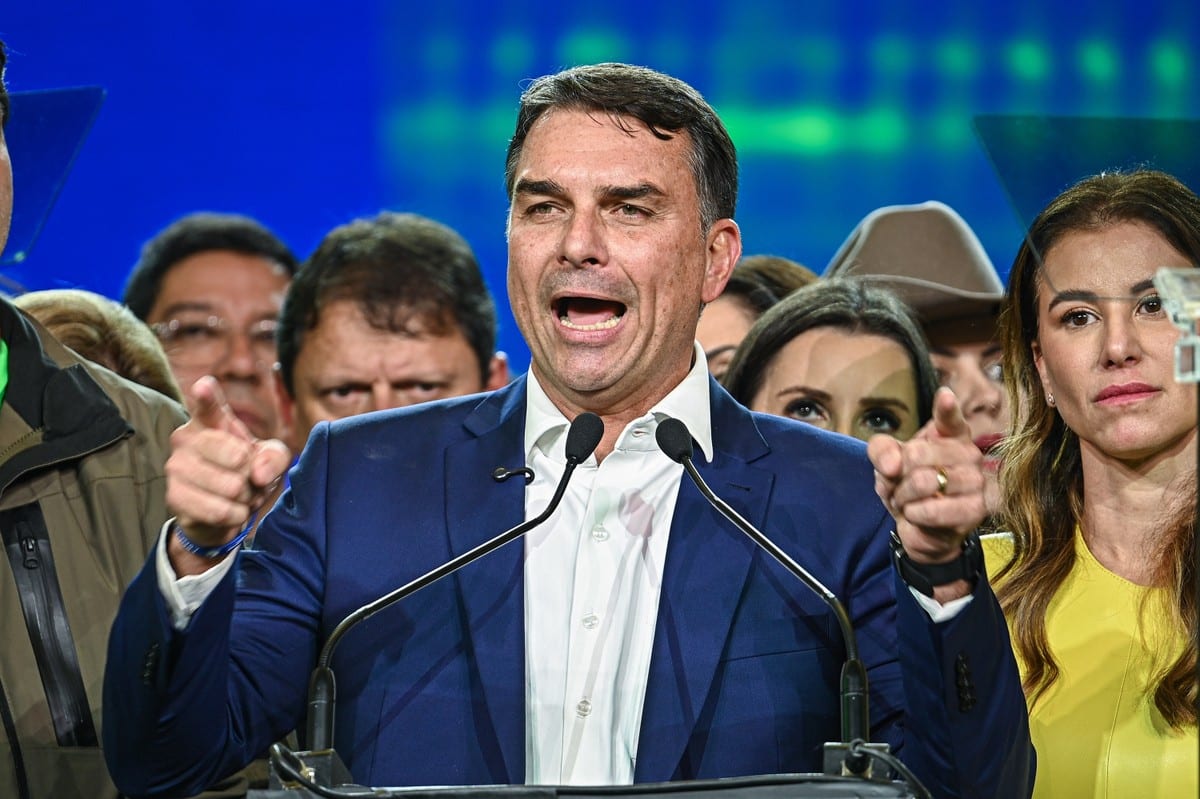Flávio Bolsonaro deve fechar nesta quarta (7) novos apoios do Centrão para o 2º turno