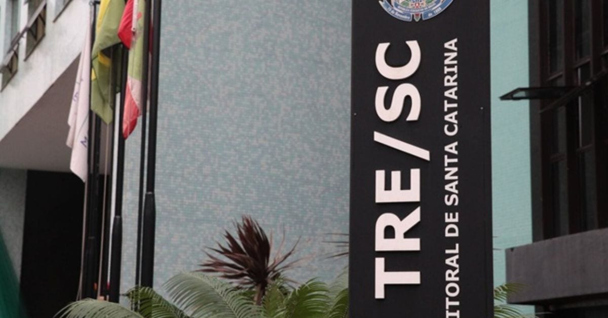 TRE-SC proíbe bonecos de campanha em canteiros e passeios de Florianópolis