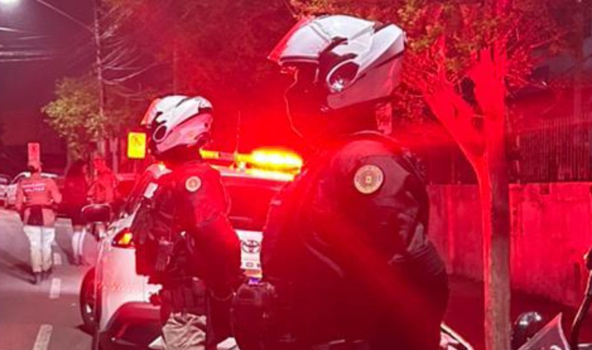 Acidente entre moto e caminhão deixou jovem ferido com fratura exposta em Santa Cruz
