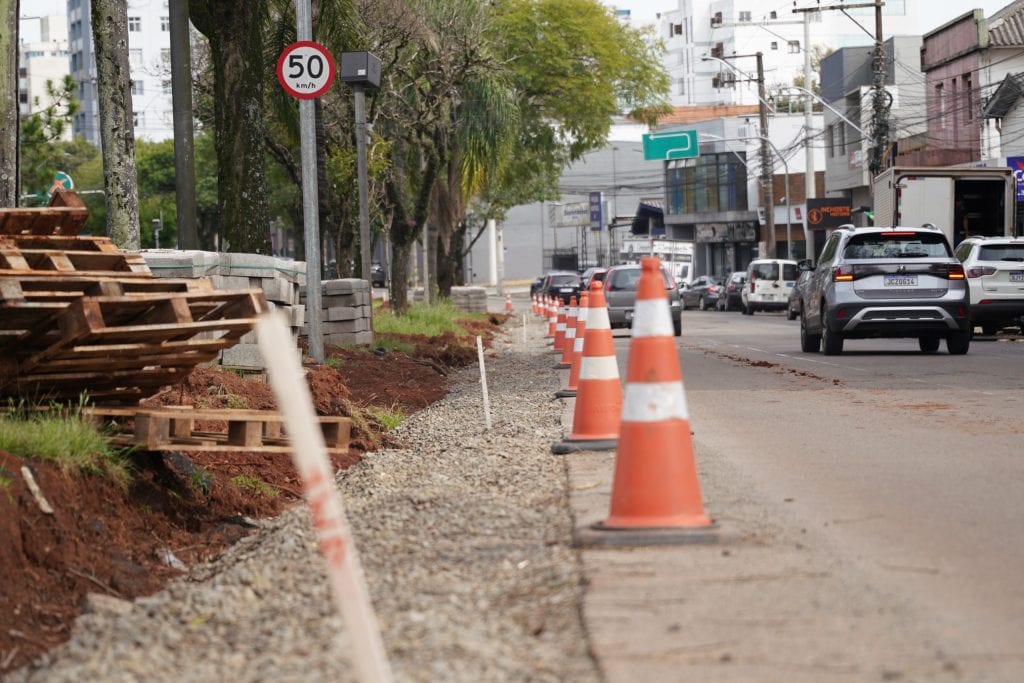 Obras avançam no canteiro central da Avenida Presidente Vargas, em Passo Fundo