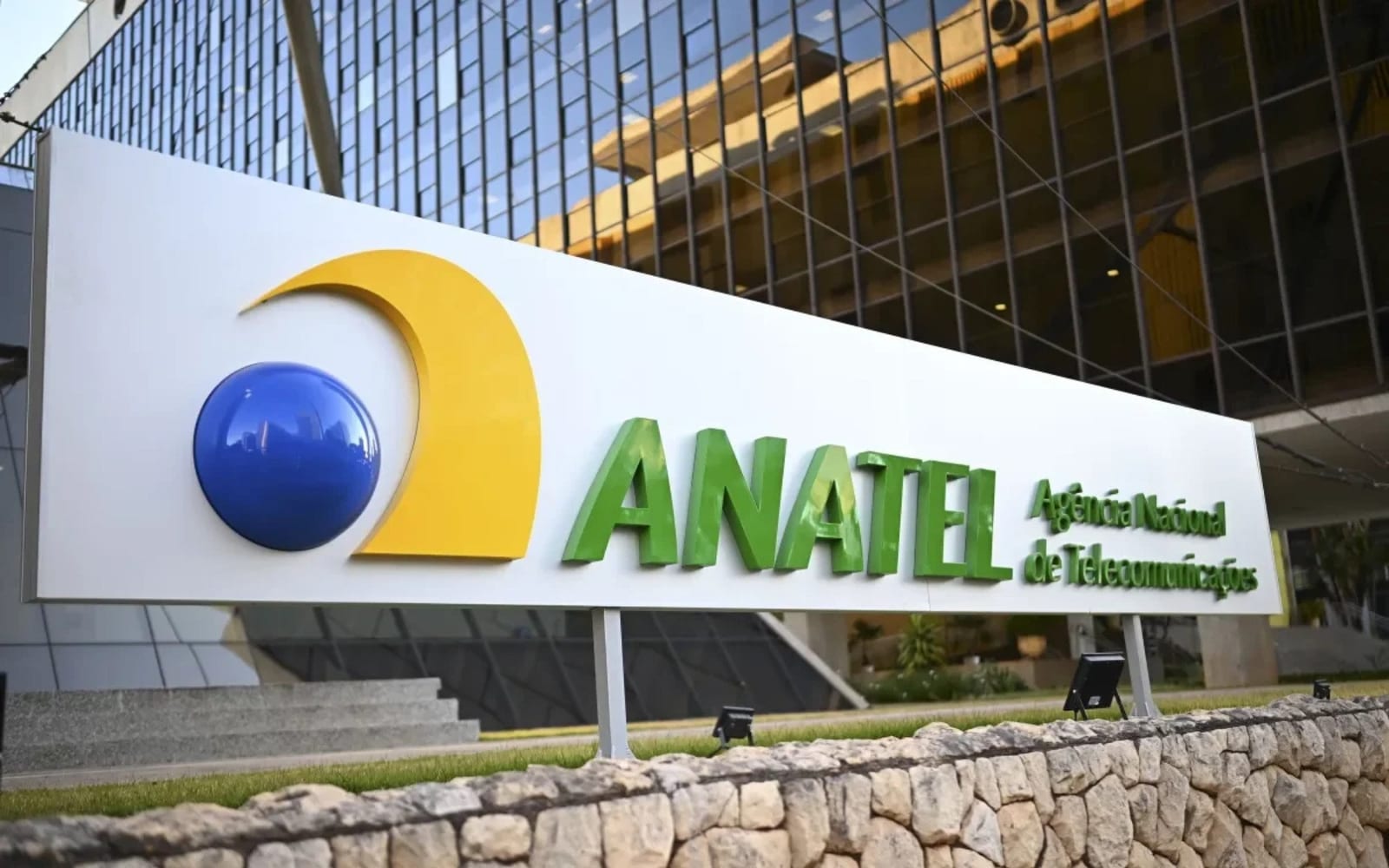 Para combater golpes, Anatel torna biometria facial obrigatória para linhas de celular a partir de 2027