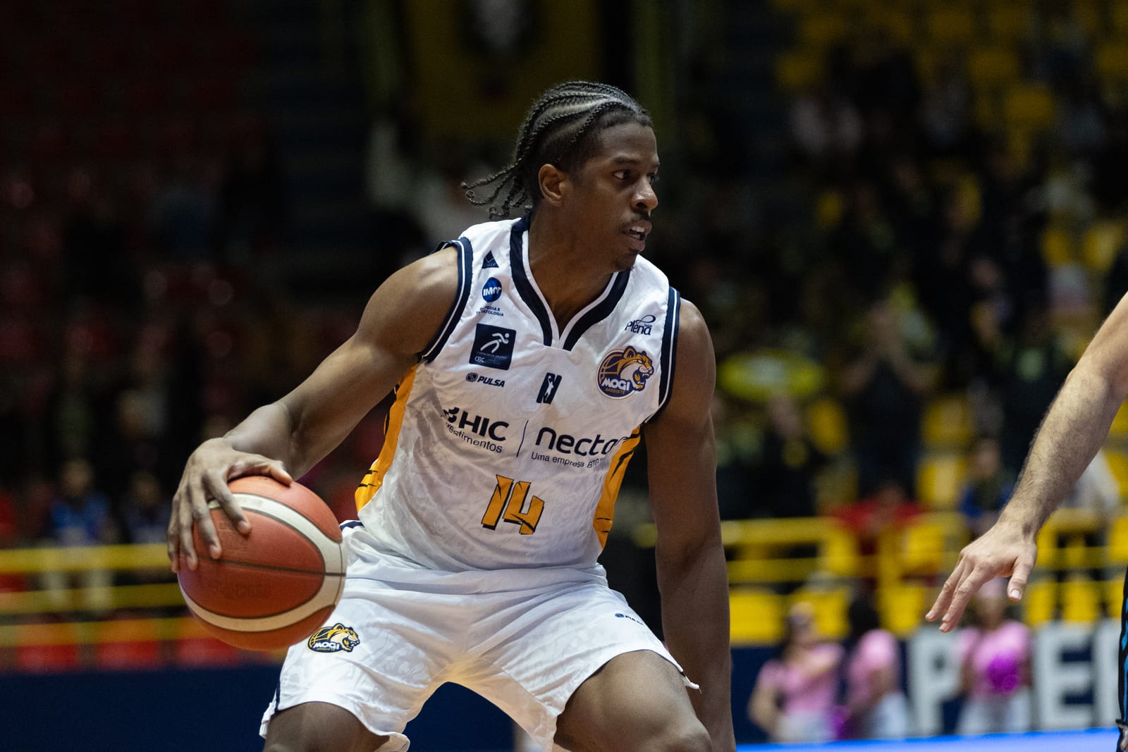Mogi Basquete vence a Unifacisa no Hugão em noite de recorde de Georginho e ações do Outubro Rosa