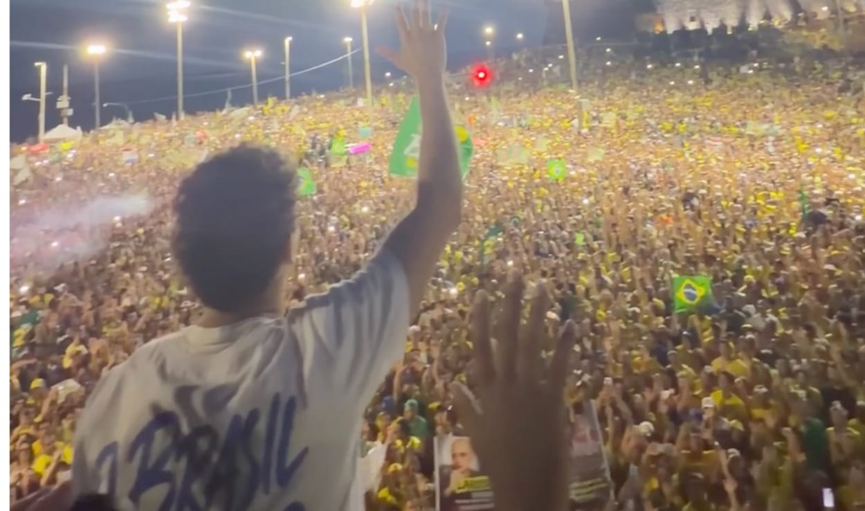 Nikolas Ferreira lidera Pai Nosso em atos de Flávio Bolsonaro na Paulista