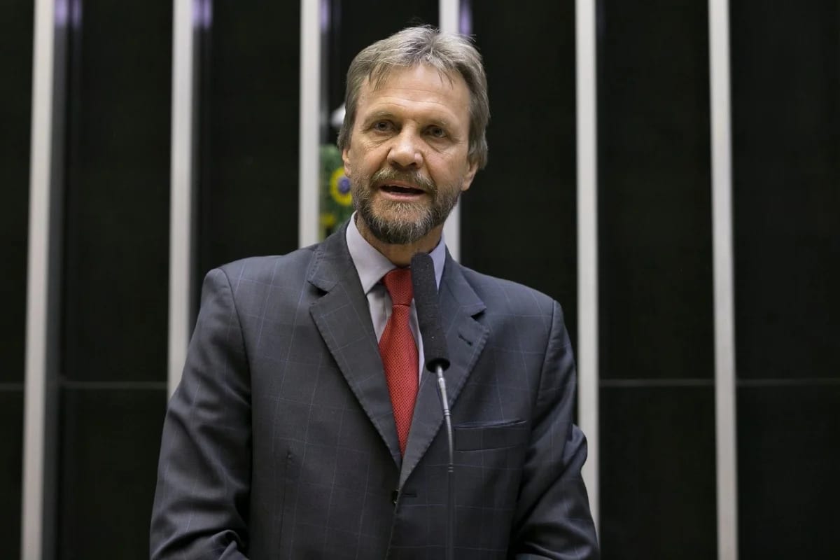 Bancada do PT propõe prisão de até 6 anos por discriminação política