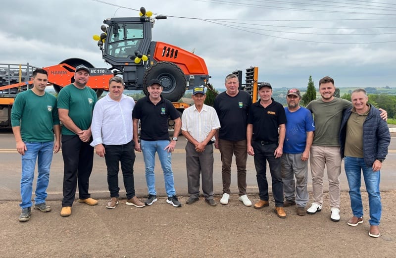 Município de Esperança do Sul recebe novo rolo compactador para reforçar a frota