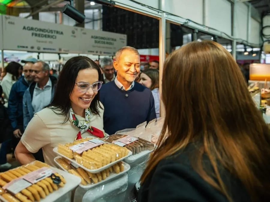 Juliana faz corpo a corpo com os eleitores durante agenda na Expointer