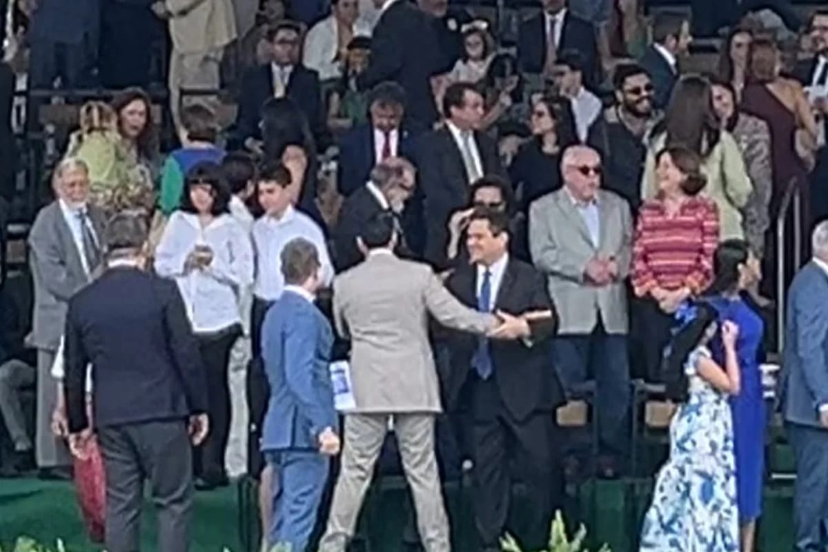 Messias cumprimenta Alcolumbre no desfile de 7 de Setembro