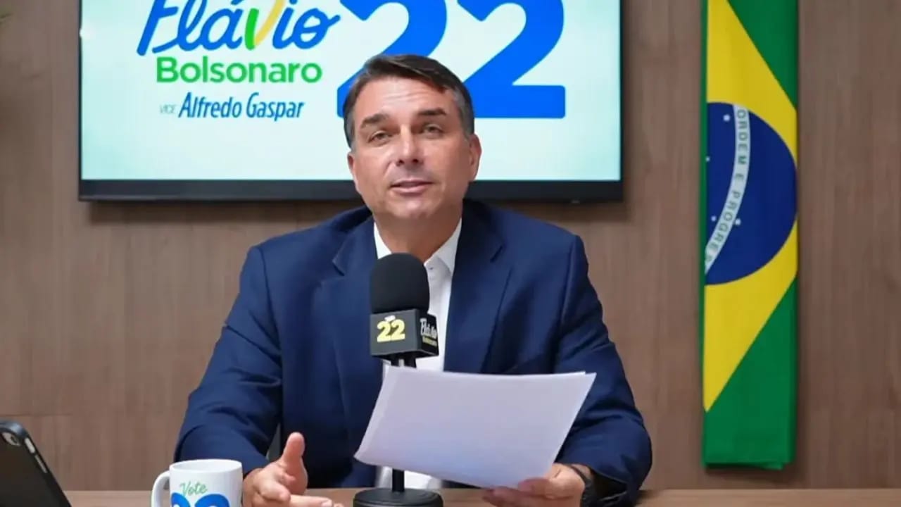 Depois de deixar o Brasil, Flávio Bolsonaro questiona números da eleição sem apresentar provas e promete nova candidatur