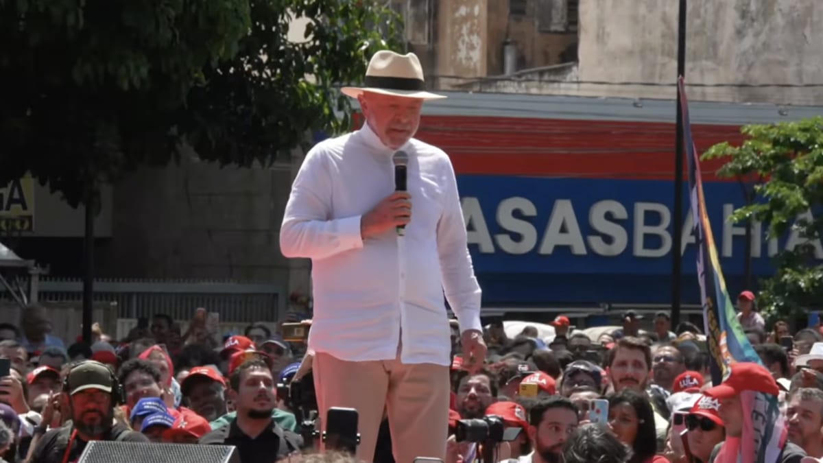 Internautas ironizam comício de Lula em frente a loja da Casas Bahia