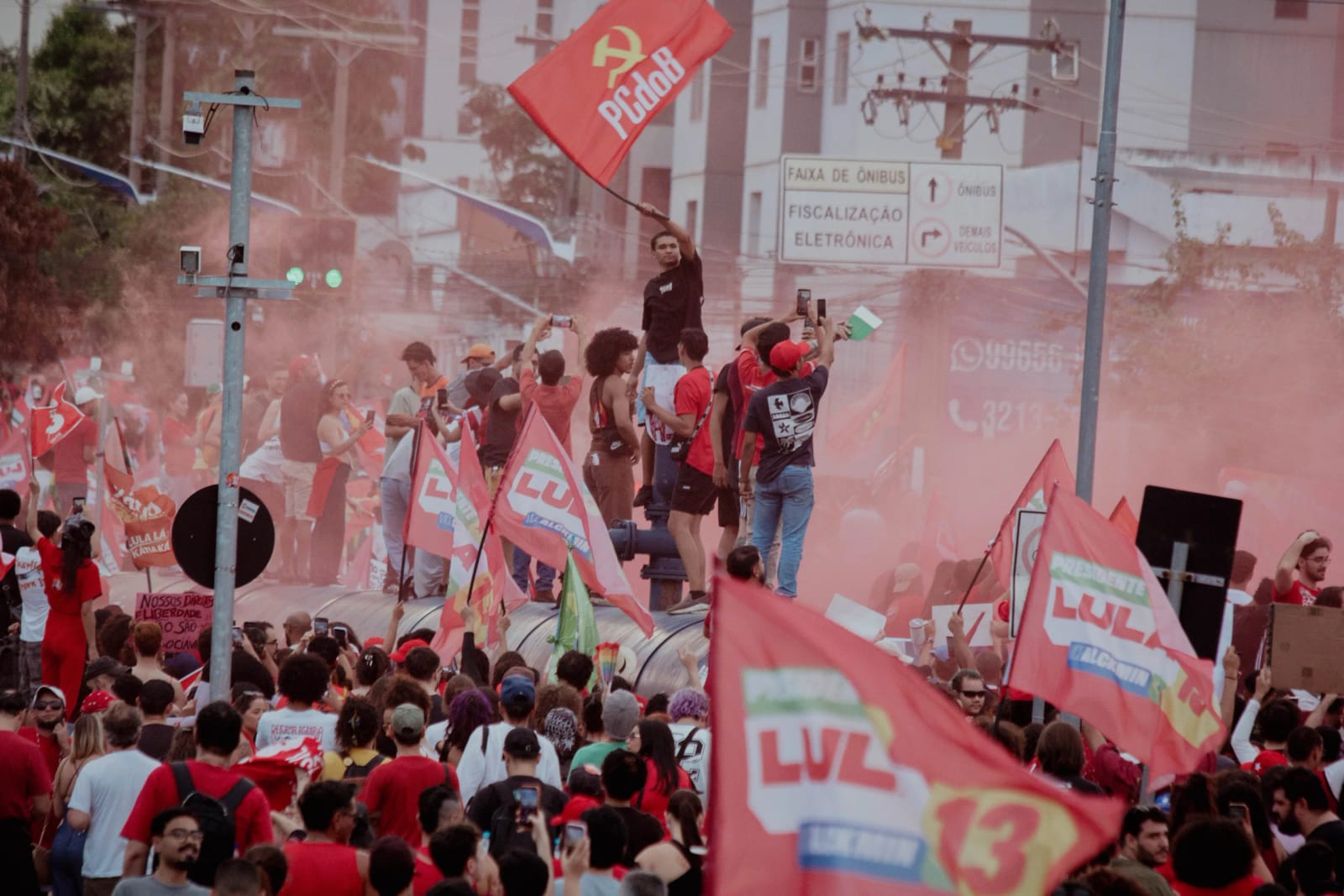 Ato por Lula em Goiânia lota a Praça Universitária e termina com casal detido após provocações
