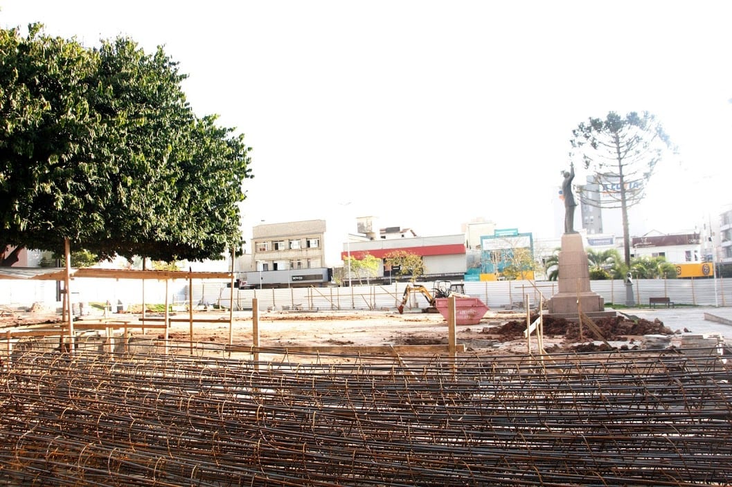 Cobertura de 1,3 mil m² começa a sair do papel na Praça João Costa, em Lages