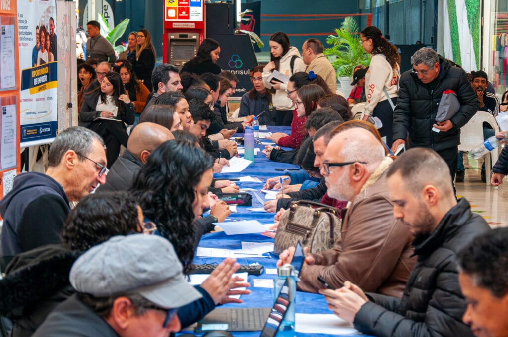 Caravana do Emprego conecta trabalhadores a 650 oportunidades em Canoas