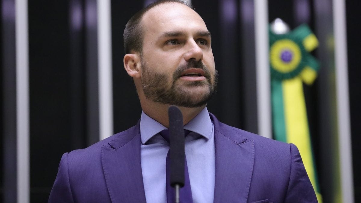 Minha família não desiste de lutar, diz Eduardo sobre vídeo de Bolsonaro