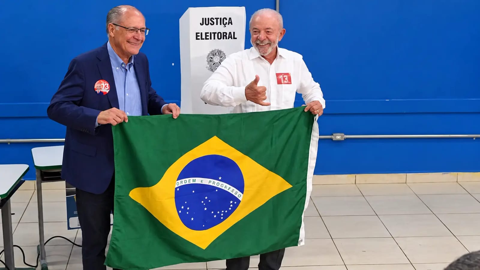 Em busca da reeleição, Lula vota em São Bernardo e faz críticas a Flávio Bolsonaro