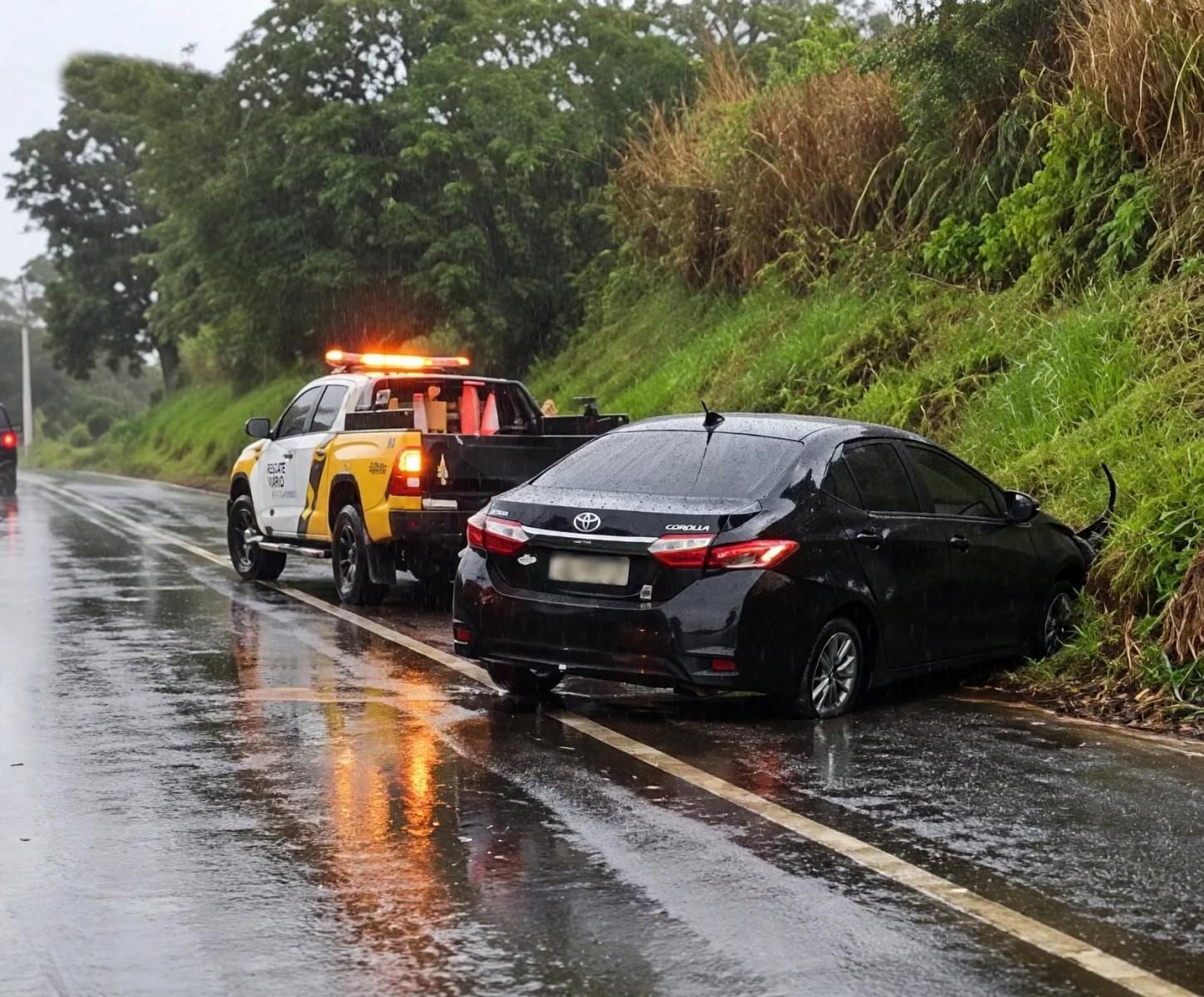 Corolla sai da pista e bate em barranco entre Cruzmaltina e Lidianópolis