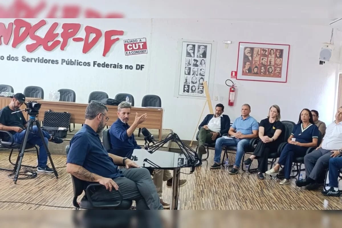 Grass promete reestruturação de carreiras e renegociação salarial no DF