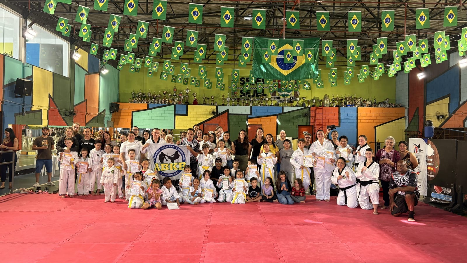 Treino aberto de Taekwondo reúne quatro turmas de projeto esportivo em Ribeirão Pires