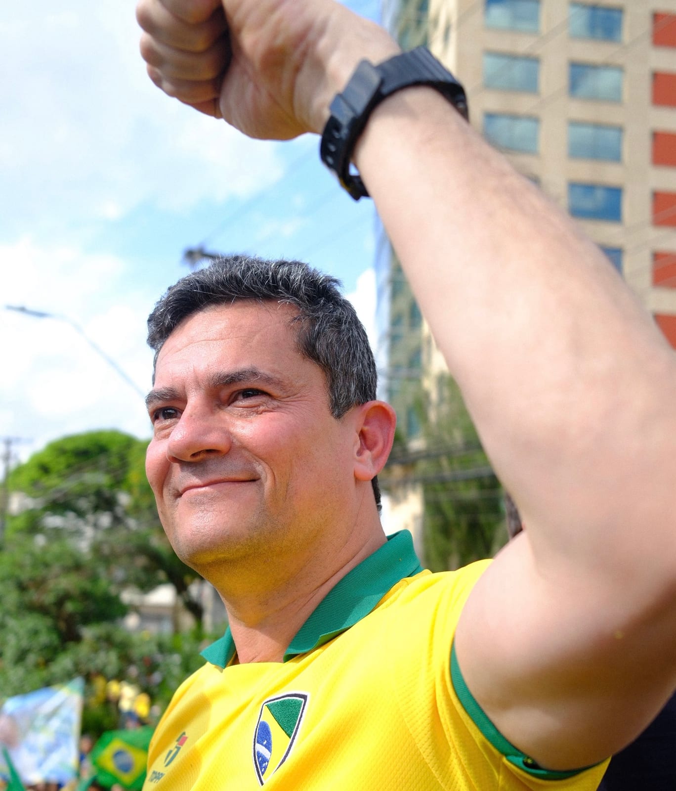 Londrina reúne multidão em caminhada com Moro e Filipe Barros em apoio a Flávio Bolsonaro