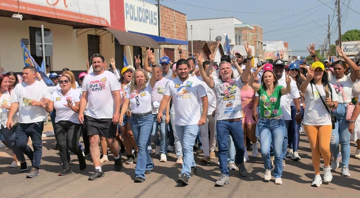 Eduardo Fortes e Josi Nunes participam de caminhada em reforço a candidatura da Professora Dorinha na véspera do segundo