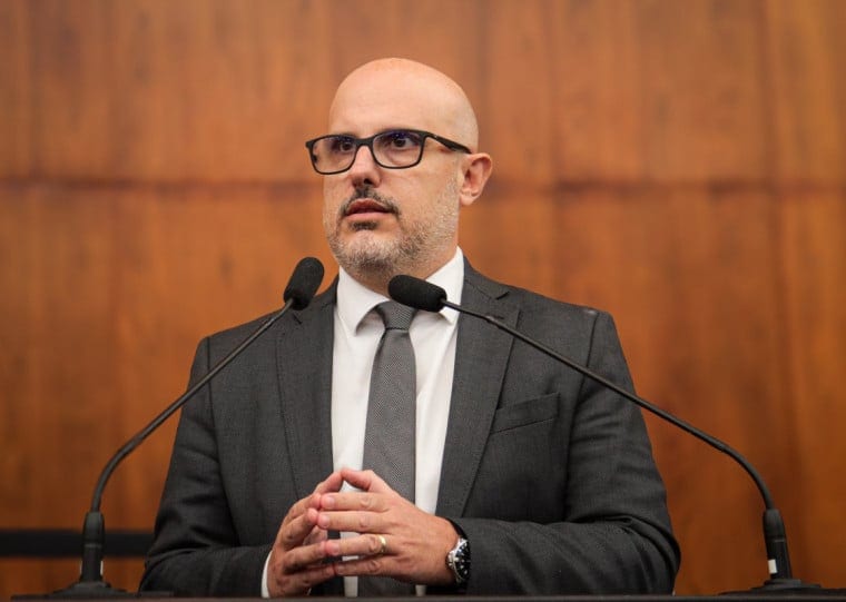 Lorenzoni chama Leite de irresponsável e defende fim da taxa de licenciamento