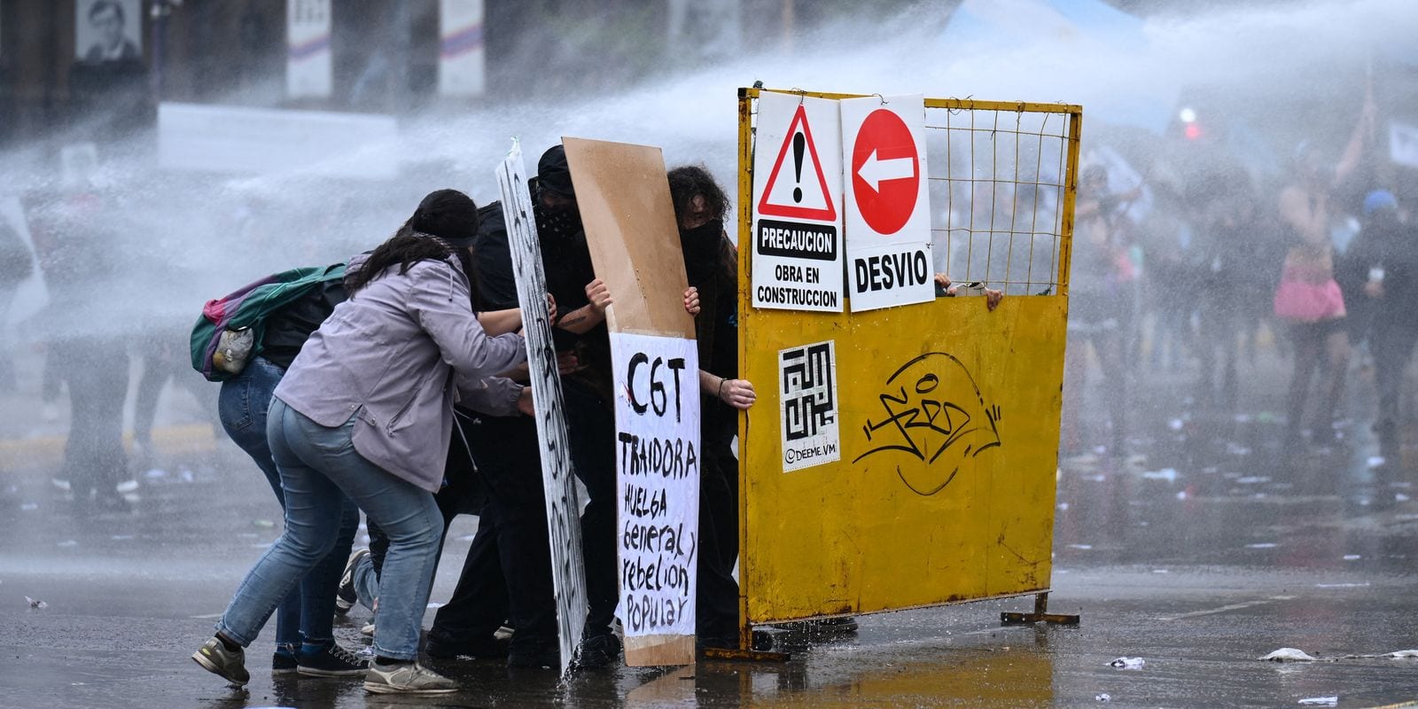 Manifestação contra Milei resulta em confrontos na Argentina