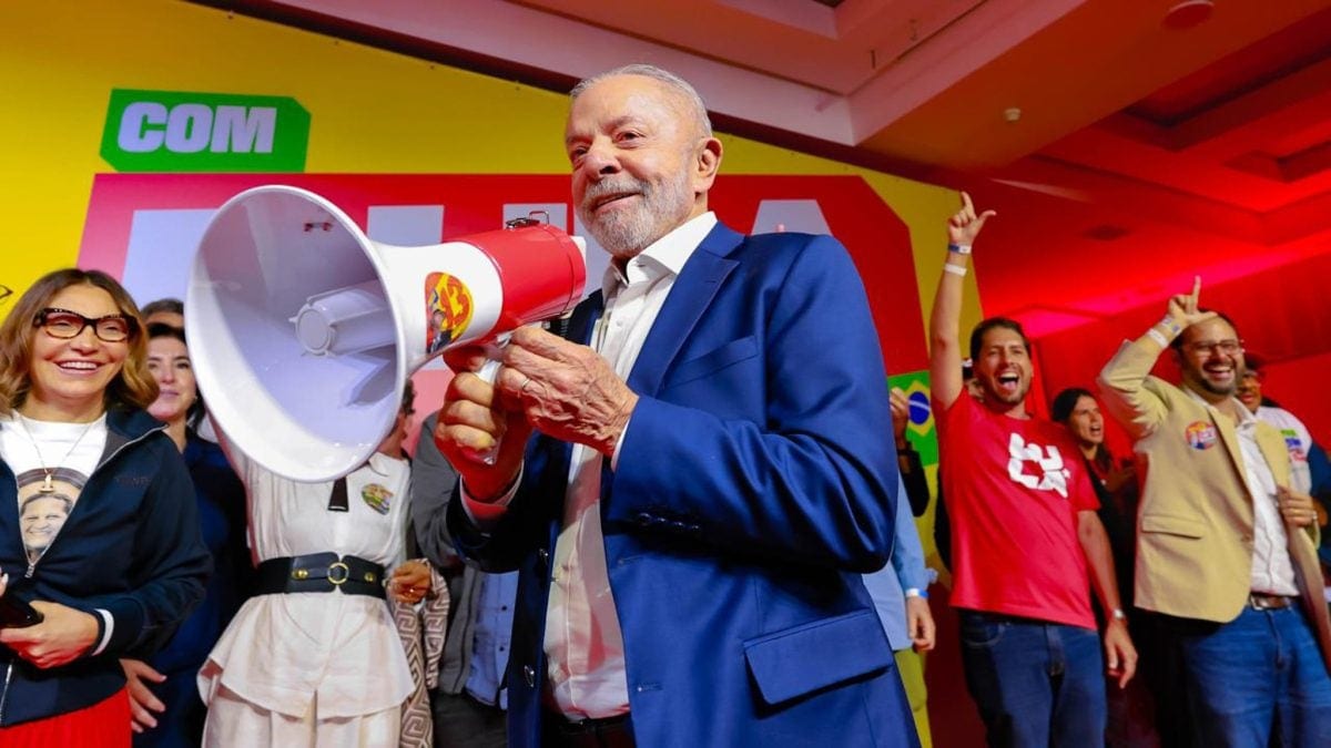 Em reunião de campanha, Lula cobra revisão de erros e promete rua