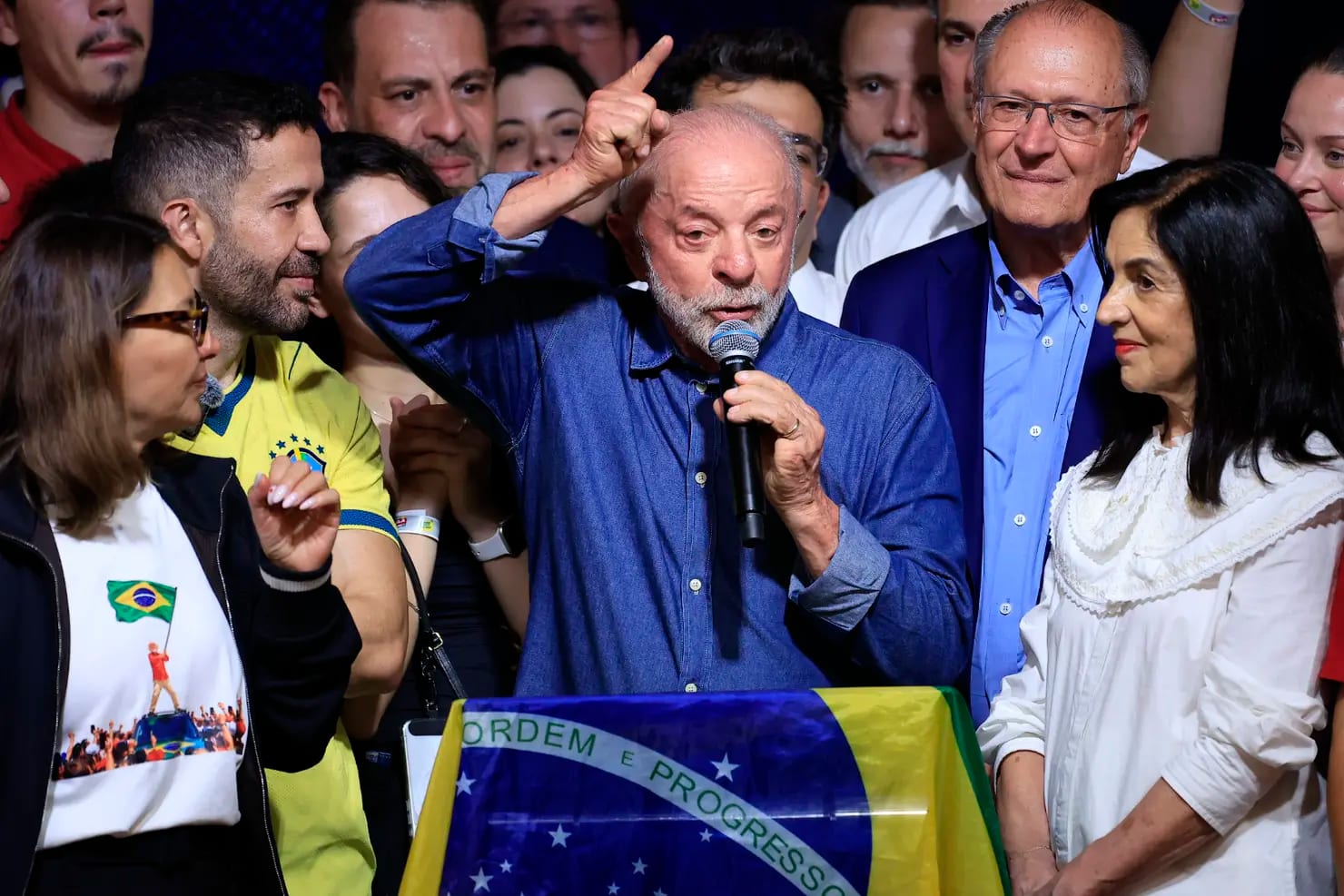 Lula é reeleito e agradece mobilização da campanha no segundo turno