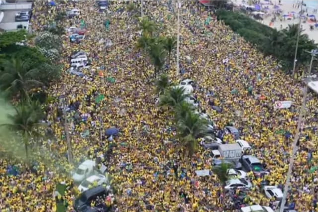Veja como Flávio Bolsonaro encerrou a sua campanha em ato no Rio de Janeiro