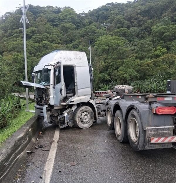 Colisão entre duas carretas causa congestionamento de 7,3 km na Anchieta, em Cubatão