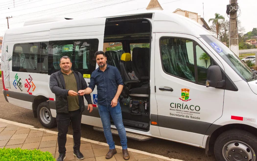 Ciríaco recebe van Sprinter de 20 lugares para a Saúde