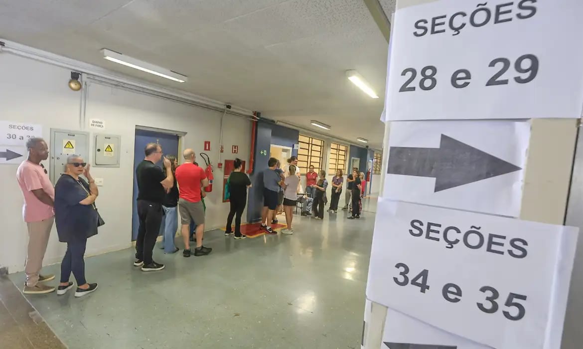 Quase 160 milhões de brasileiros podem escolher o novo presidente da República neste domingo; votação termina às 17h